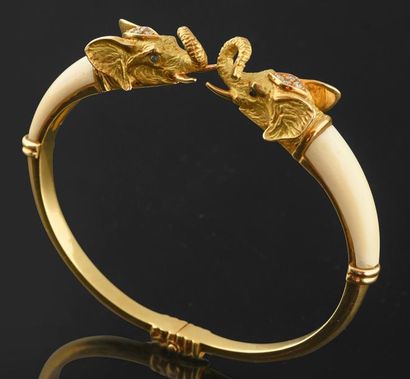 null Délicat bracelet ouvrant en or 750 millièmes, habillé d'ivoire, décoré de 2...