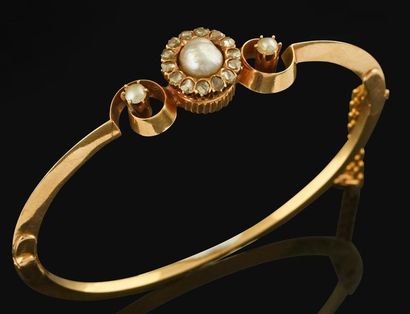 null Bracelet jonc ouvrant en or 585 millièmes décoré de perles et de roses couronnées....