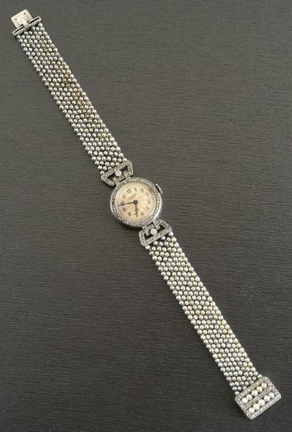 CARTIER Paris Montre bracelet de dame en or gris 750 millièmes, cadran argenté guilloché...