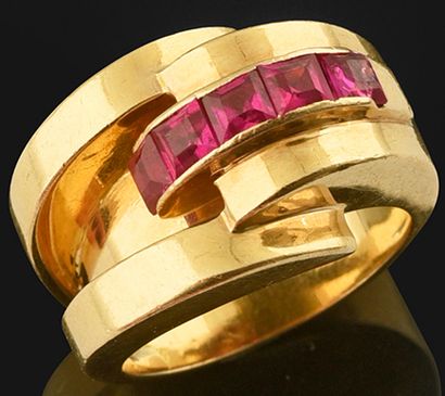 null Bague chevalière en or 750 millièmes, à décor de rouleaux, ornée d'une ligne...