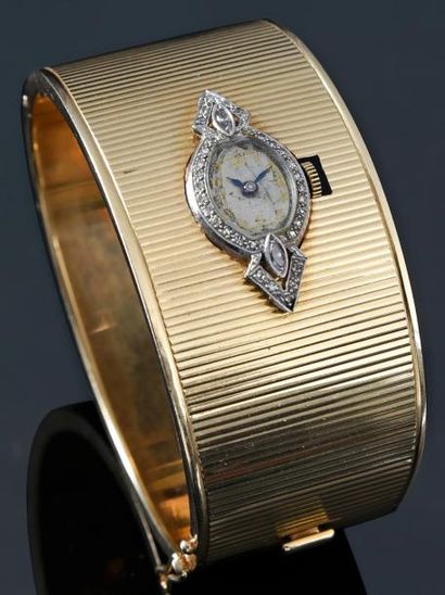 null Large bracelet manchette en or jaune 585 millièmes à décor guilloché de stries,...