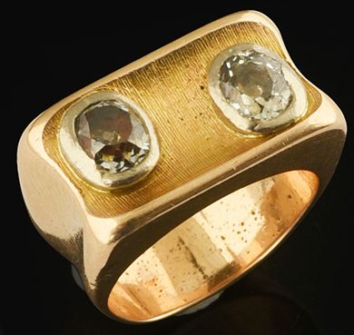 null Bague chevalière en or 750 millièmes décorée de 2 diamants taille ancienne en...