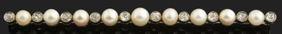 null Broche barrette en or blanc 750 millièmes, composée d'une ligne de neuf perles...