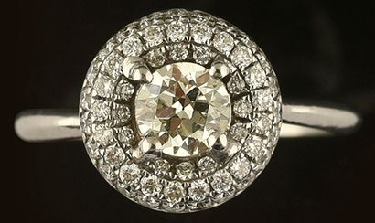 null Bague en or gris 750 millièmes ornée d'un diamant demi-taille en serti griffe,...