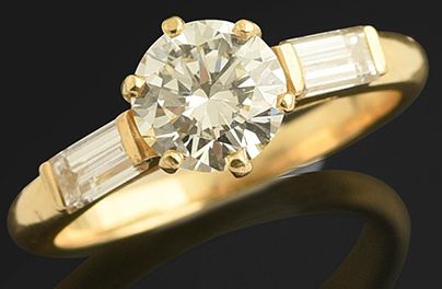 null Bague solitaire en or jaune 750 millièmes ornée d'un diamant rond taille moderne...