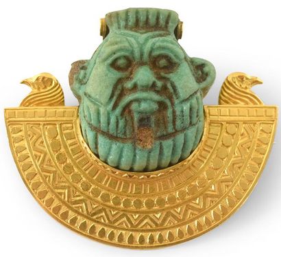 null Broche en or 585 millièmes égyptisante finement gravée, décorée d'une tête représentant...