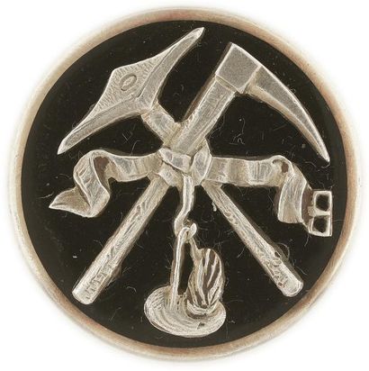 DUSAUSOY. Rare insigne de revers à décor d'outils de mineur décor en vermeil (950...
