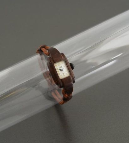 VAN CLEEF & ARPELS Montre bracelet de dame en bois et métal, cadran ivoire avec chiffres...