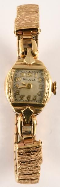 BULOVA Montre de dame en métal plaqué or, le cadran de forme tonneau, chiffre arabe,...