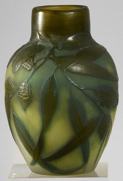 ÉTABLISSEMENT GALLÉ Vase à panse ovoïde en verre gravé à l'acide à décor de feuilles...