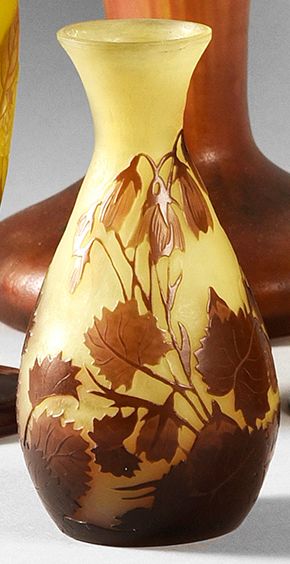 ÉTABLISSEMENTS GALLÉ Vase en verre gravé à l'acide à décor floral
Haut.: 11.2 cm