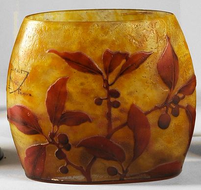 DAUM NANCY FRANCE Petit vase en verre gravé à l'acide à décor de feuillages et de...