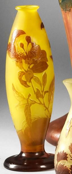 ÉTABLISSEMENT GALLÉ Petit vase balustre à large pied en verre multicouche à décor...