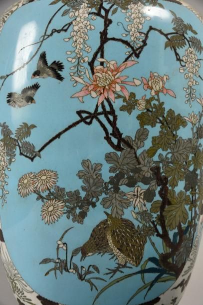 null Important vase à décor d'oiseaux et de fleurs.
Japon, vers 1900.
H: 47cm