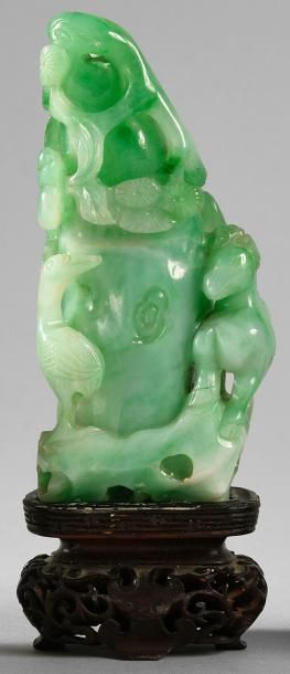 CHINE Petit vase en jade vert figurant un rocher fleuri accompagné d'un échassier...