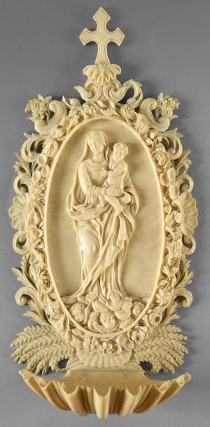 null Bénitier en ivoire sculpté et gravé, figurant une Vierge à l'enfant dans un...