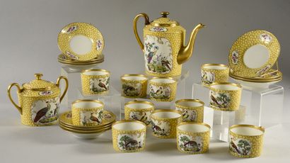 null Service à thé en porcelaine, composé d'une grande théière couverte, d'un sucrier...