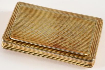 null Etui rectangulaire en vermeil 925 millièmes, à décor de stries ouvrant à couvercle...