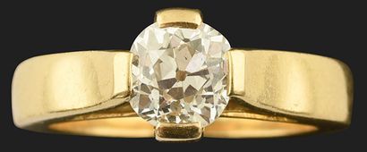null Bague solitaire en or 750 millièmes, ornée d'un diamant coussin de taille ancienne...
