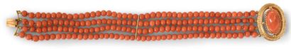 null Bracelet composé de 3 rangs de perles de corail d'environ 4.4 mm agrémenté d'une...