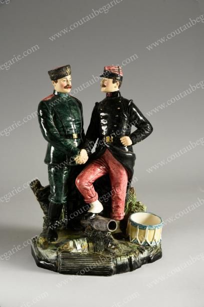 null ALLIANCE FRANCO-RUSSE.
Pot à tabac en faïence polychrome, représentant un soldat...