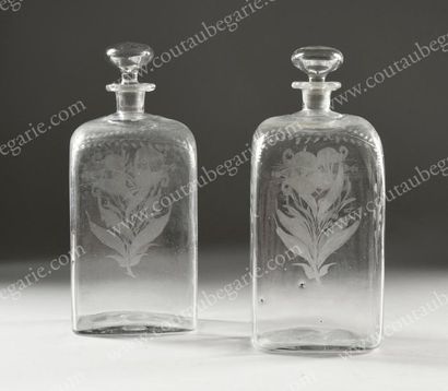 null PAIRE DE CARAFES À VODKA EN CRISTAL.
De forme rectangulaire, conservées avec...