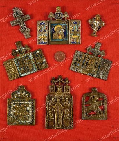 null ENCADREMENT.
Contenant en ensemble de neuf icônes et croix pendentifs en bronze...