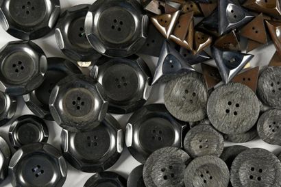 null Ensemble de boutons, années 1940, boutons en matière plastique noire. Environ...