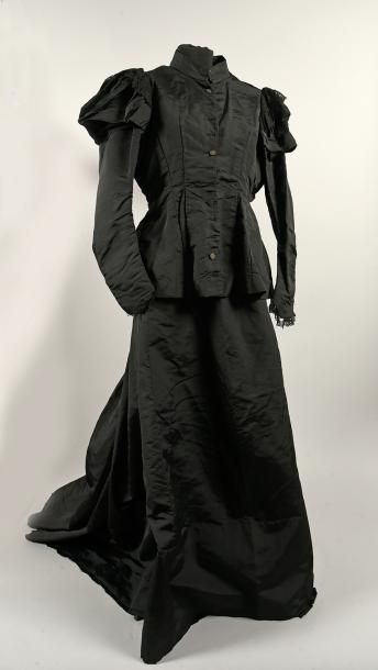 null Deux robes, vers 1870, remaniées fin du XIXe siècle, en gros de Tours noir....
