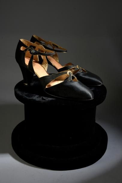 null Paire de chaussures du soir, vers 1930, salomés en satin et taffetas noir soulignés...