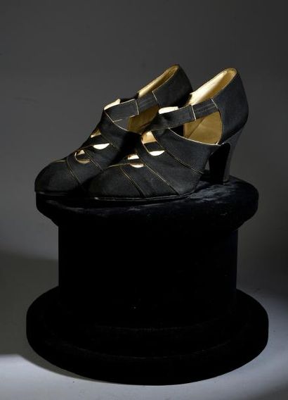 null Paire de chaussures du soir, vers 1930, salomés en crêpe de soie noir souligné...