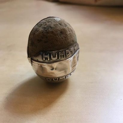 null Rare pique épingles en argent Humpty Dumpty, début XXe siècle, en forme d'oeuf,...
