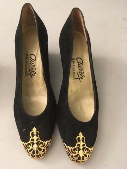 null Deux paires de chaussures de dame, griffées Aurèle, Paris, une paire en daim...