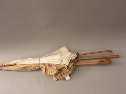 null Accessoires du costume féminin, vers 1900-1910, 3 ombrelles à manches en bois...