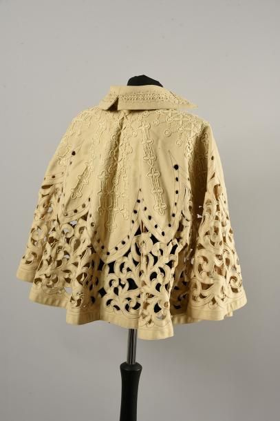 null Collet vers 1900, en drap de laine beige à décor ajouré et rebrodé de rinceaux...