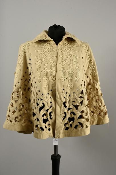null Collet vers 1900, en drap de laine beige à décor ajouré et rebrodé de rinceaux...