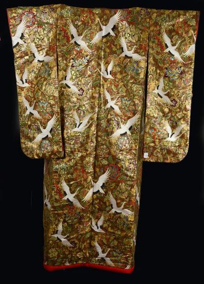 null Kimono, Japon, seconde moitié du XXe siècle, en brocart soie et or à décor de...
