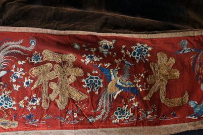 null Panneau brodé, Chine, seconde moitié du XIXe siècle, toile de laine rouge sang...
