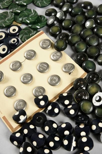 null Réunion de boutons, vers 1940-1950, en matière plastique pour la plupart; un...