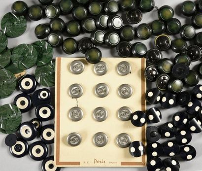 null Réunion de boutons, vers 1940-1950, en matière plastique pour la plupart; un...
