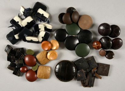 null Réunion de boutons, 1940-1950, principalement en matière plastique et cuir avec...