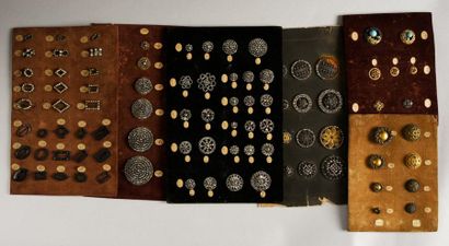 null Réunion de boutons et boucles fixés sur plaques cartonnées, fin du XIXe siècle,...