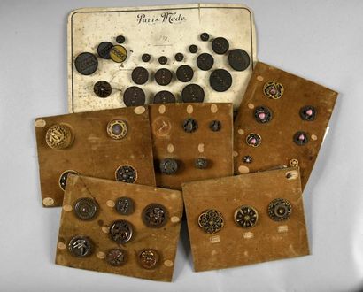 null Réunion de boutons métalliques, vers 1860 principalement, boutons avec pointes...
