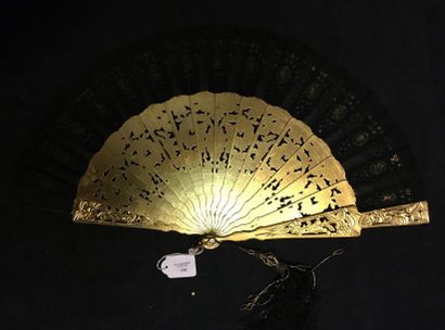 null Palmettes d'or, vers 1860
Eventail plié, feuille noire brodée de paillettes...