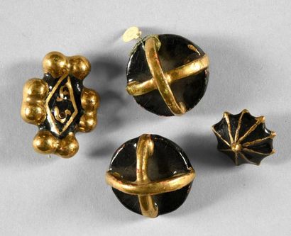 JEAN CLEMENT Quatre boutons, vers 1930-1940, en céramique peinte et dorée de formes...