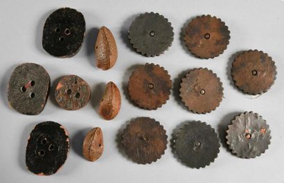 ANDRE MOLKO Huit boutons, vers 1970, en céramique galvanisée de ton cuivre représentant...