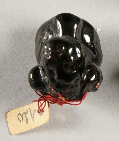 JEAN CLEMENT Bouton en céramique années 1930, céramique vernissée noire représentant...