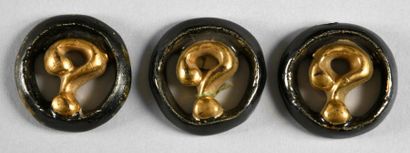 JEAN CLEMENT Trois boutons Point d'interrogation pour Elsa Schiaparelli, vers 1930,...