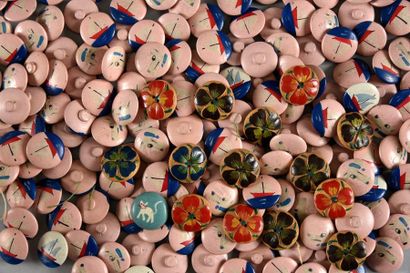 null Réunion de boutons pours habits d'enfant, vers 1950, en bois peint sur divers...
