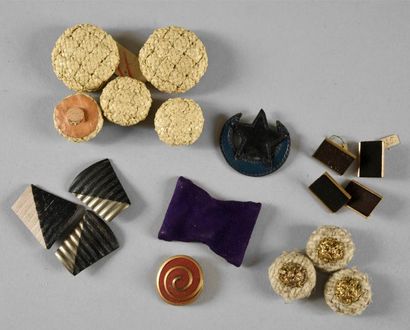 null Réunion de boutons, vers 1920-1930, matières diverses dont bois, raphia, cuir,...